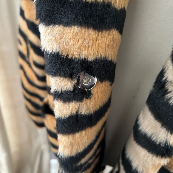 Nasty Gal Black and Tan Tiger Print faux fur coat - Picture 9 of 10
